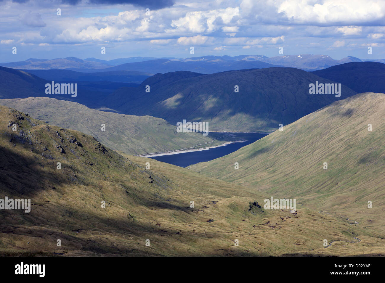 Vista del Loch Lyon dalle pendici del Creag Mhor in Perthshire della Scozia Foto Stock