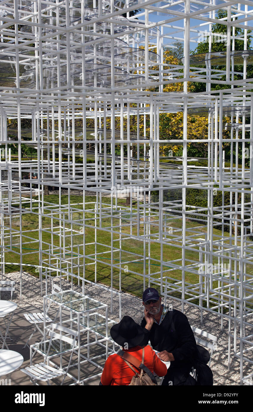 Serpentine Pavilion 2013, Londra, Regno Unito. Architetto: Sou Fujimoto, 2013. Vista da passaggi di alto livello. Foto Stock