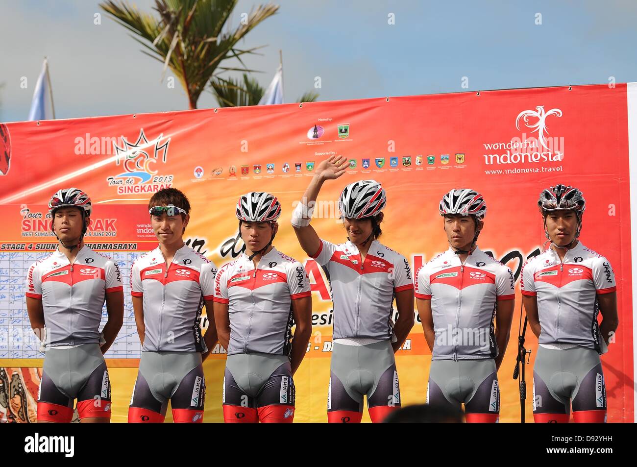 In Giappone la squadra nazionale della line up Team Presentazione evento nella fase 4 Tour de Singkarak 2013. Foto Stock