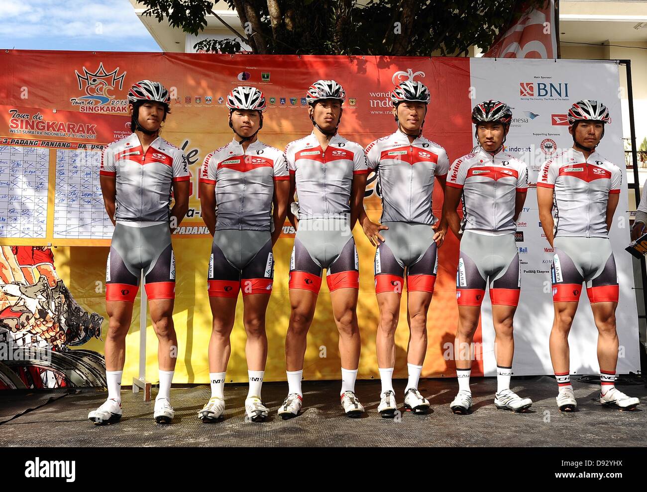 In Giappone la squadra nazionale della line up Team Presentazione evento nella fase 4 Tour de Singkarak 2013. Foto Stock