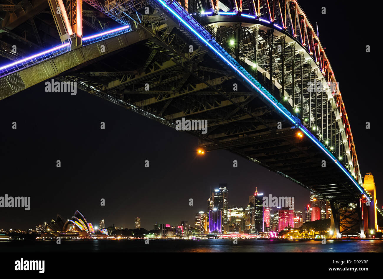 Ampio angolo di visione del Ponte del Porto di Sydney e il Sydney CBD di notte durante l'annuale vivaci festival di illuminazione, Australia Foto Stock