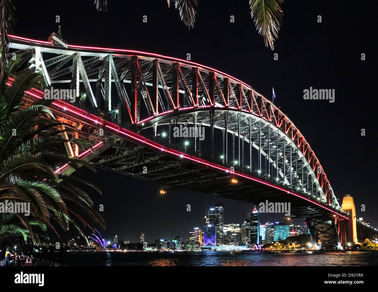 Ampio angolo di visione del Ponte del Porto di Sydney e il Sydney CBD di notte durante l'annuale vivaci festival di illuminazione, Australia Foto Stock