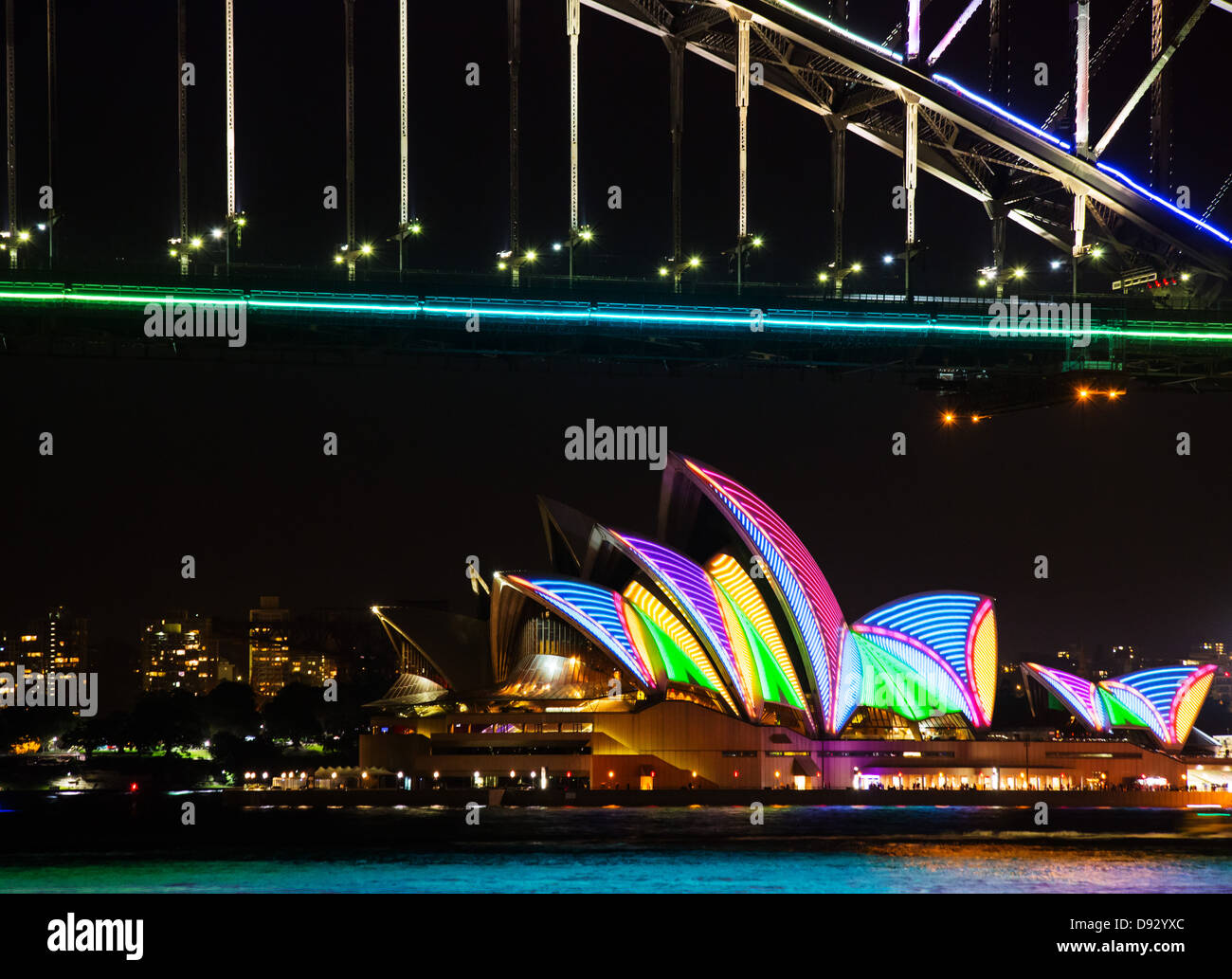 Vista del Ponte del Porto di Sydney e il Sydney Opera House di notte durante l'annuale vivaci festival di illuminazione, Australia Foto Stock