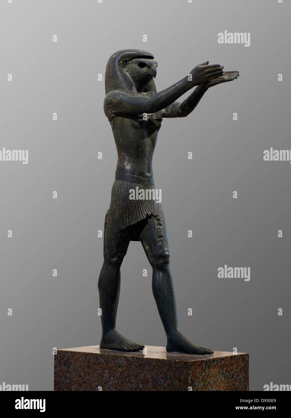 Statua del dio Horus 1069-664 A.C. antico Egitto al museo del Louvre a Parigi Foto Stock