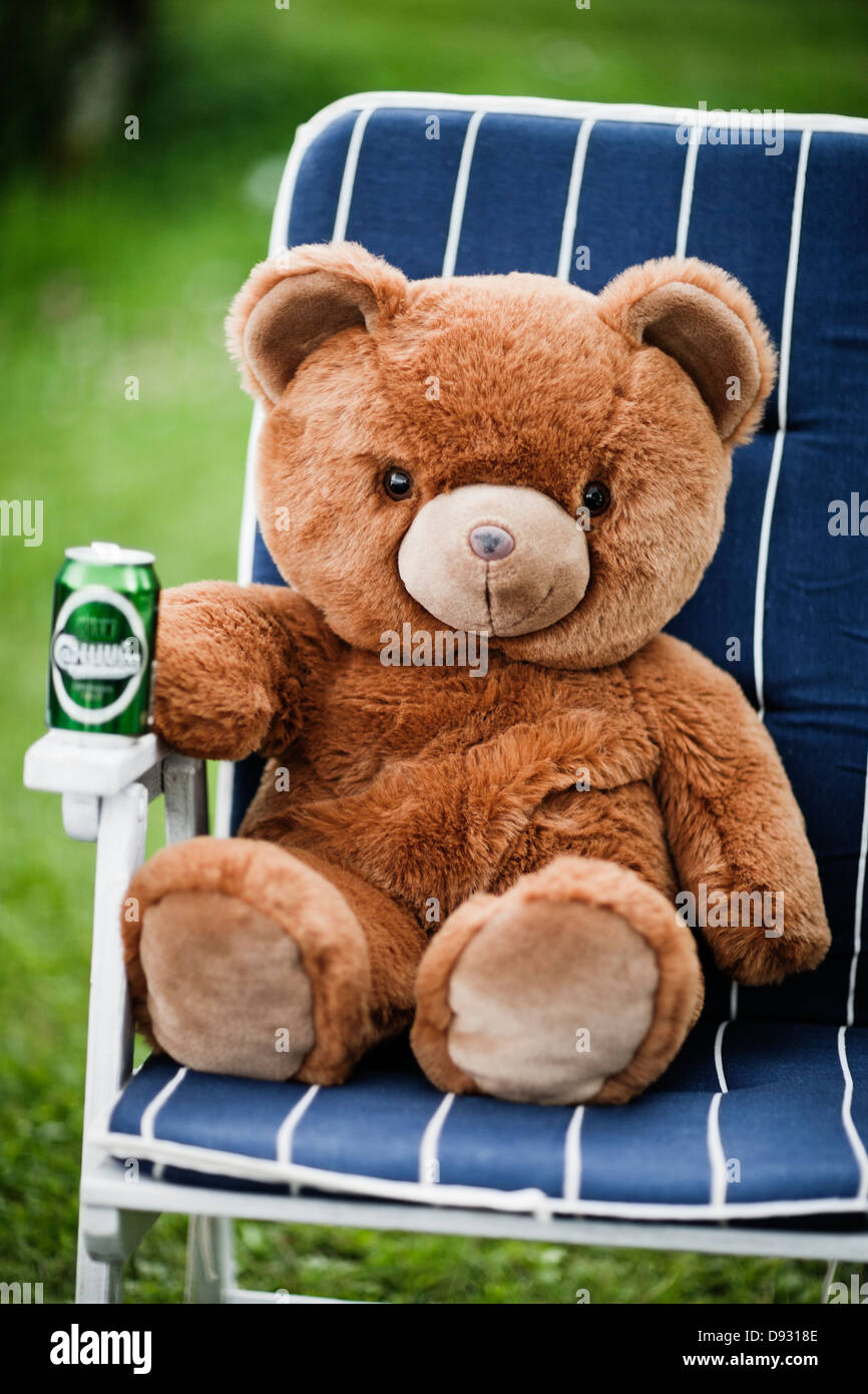 Orsacchiotto di peluche con la birra sulla sedia sun Foto stock - Alamy