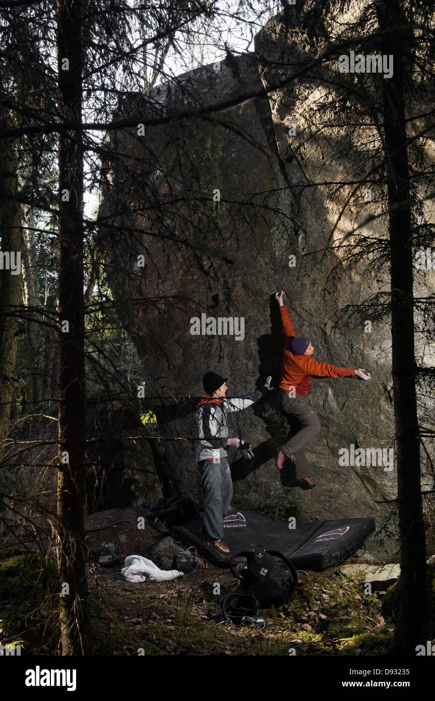Uno scalatore su una parete di roccia, Svezia. Foto Stock