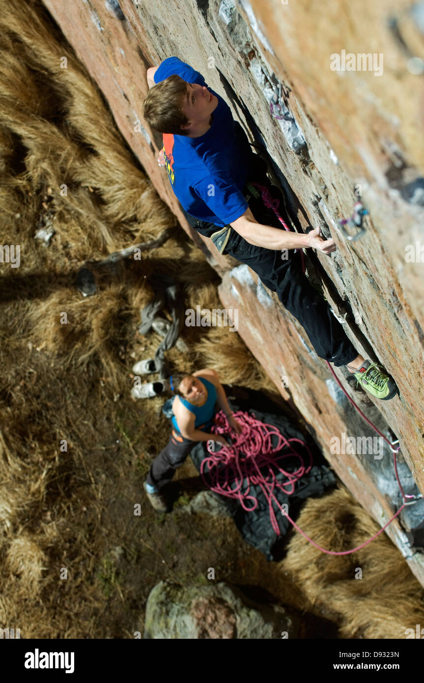 Uno scalatore su una parete di roccia, Svezia. Foto Stock