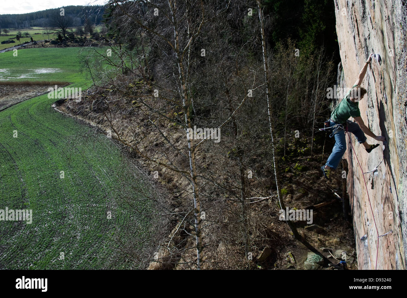 Uno scalatore su una parete di roccia, Svezia. Foto Stock