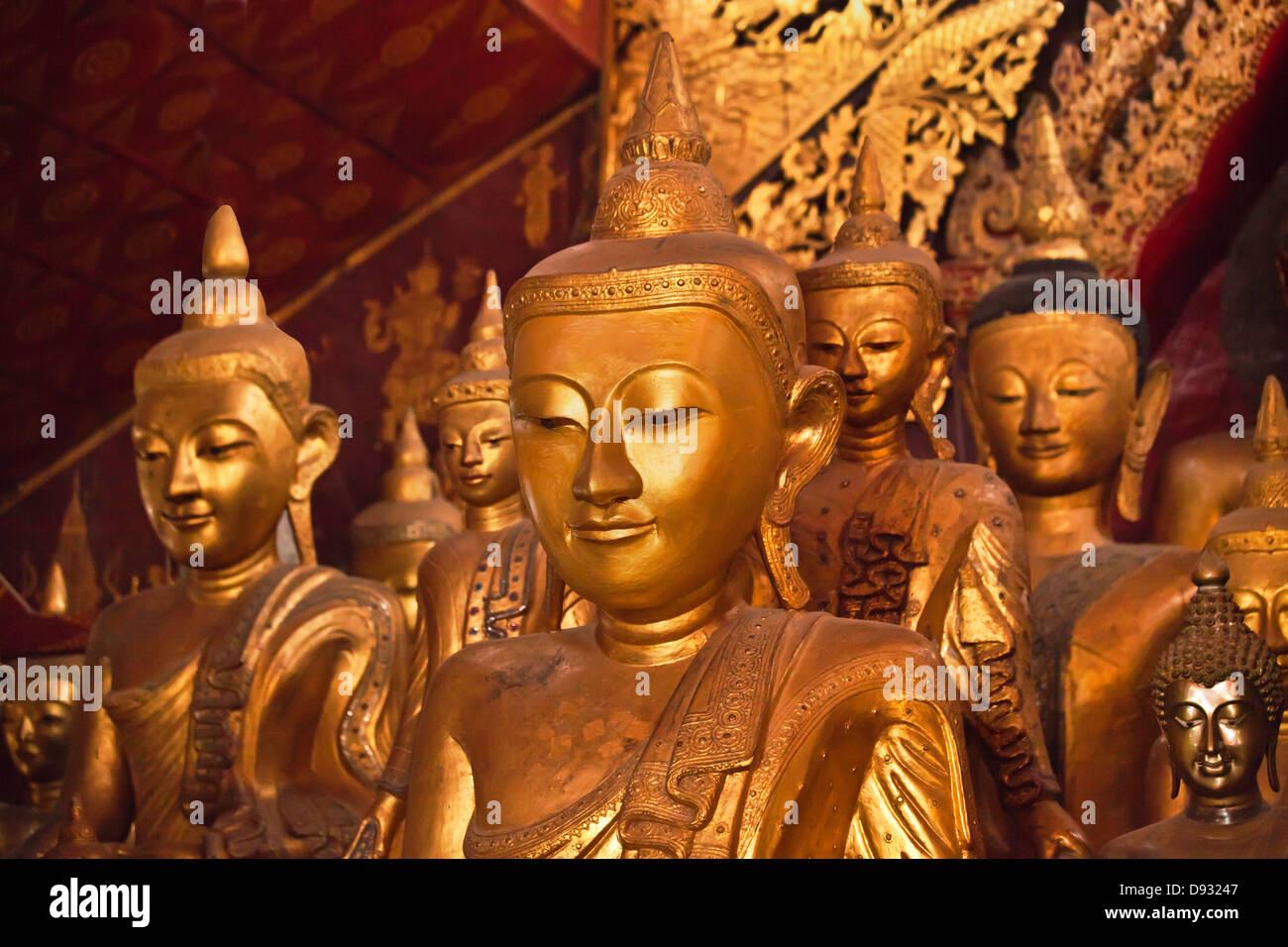 Legno antiche statue di Buddha nella cappella principale di Wat Jong KHAM - KENGTUNG noto anche come KYAINGTONG, MYANMAR Foto Stock