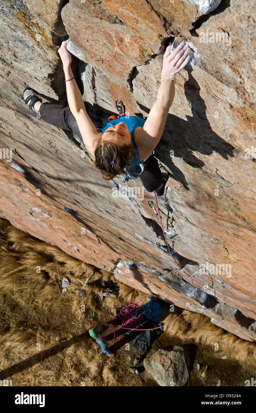 Uno scalatore su una parete di roccia, Svezia. Foto Stock