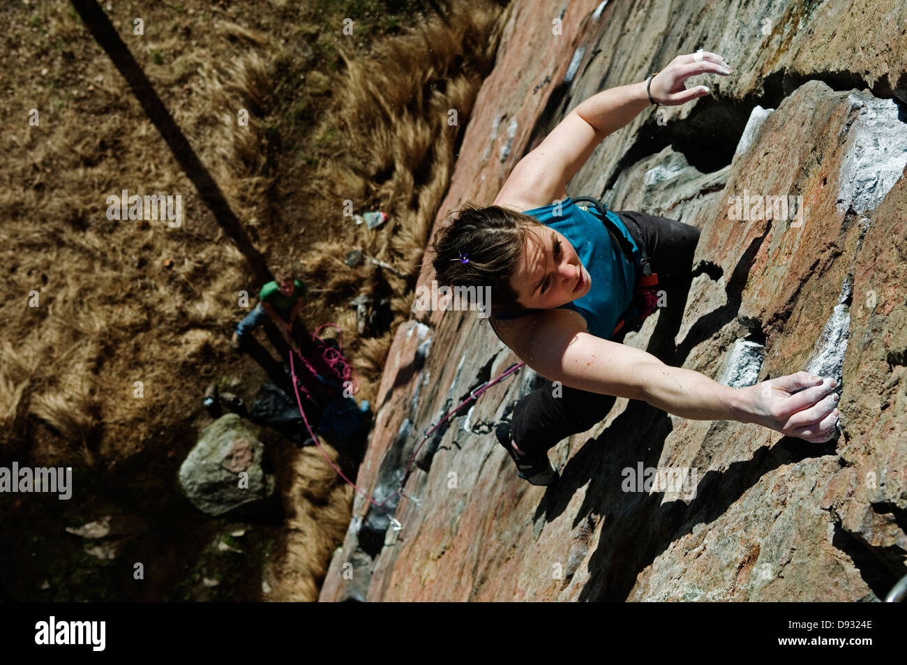 Uno scalatore su una parete di roccia, Svezia. Foto Stock
