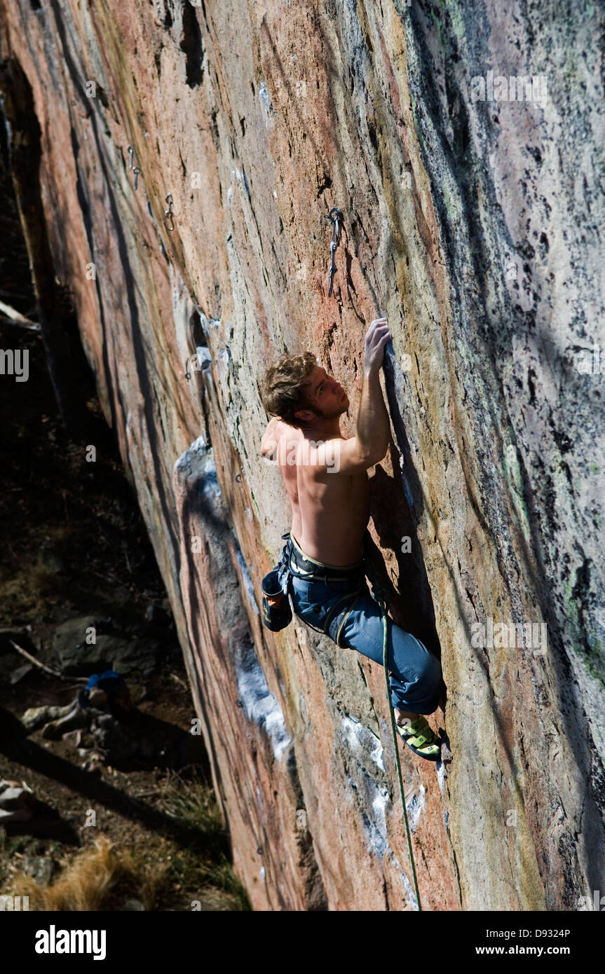 Uno scalatore su una parete di roccia, Svezia. Foto Stock