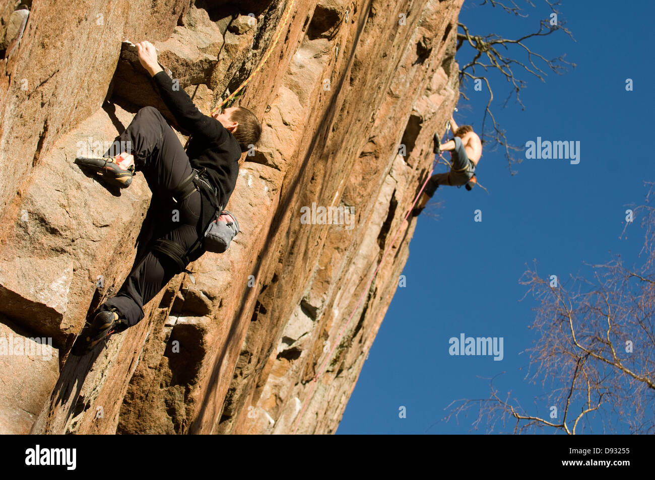 Uno scalatore su una parete di roccia, Svezia. Foto Stock