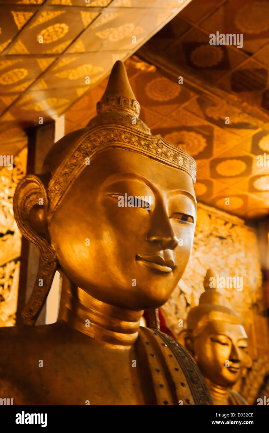 Legno antiche statue di Buddha nella cappella principale di Wat Jong KHAM - KENGTUNG noto anche come KYAINGTONG, MYANMAR Foto Stock