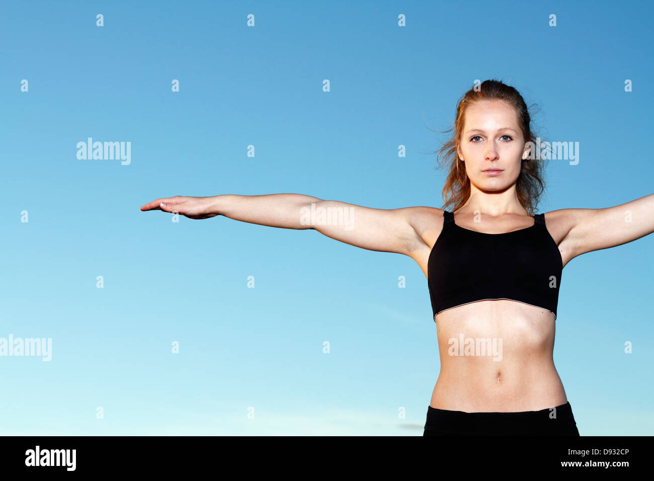 Giovane donna fare yoga Foto Stock