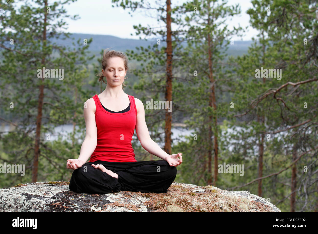Giovane donna fare yoga Foto Stock