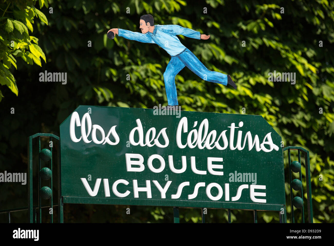 Uno stile retrò segno indicante il 'Clos des Celestini' area per giocare a bocce (Vichy). Enseigne rétro indiquant boulodromme delle Nazioni Unite. Foto Stock