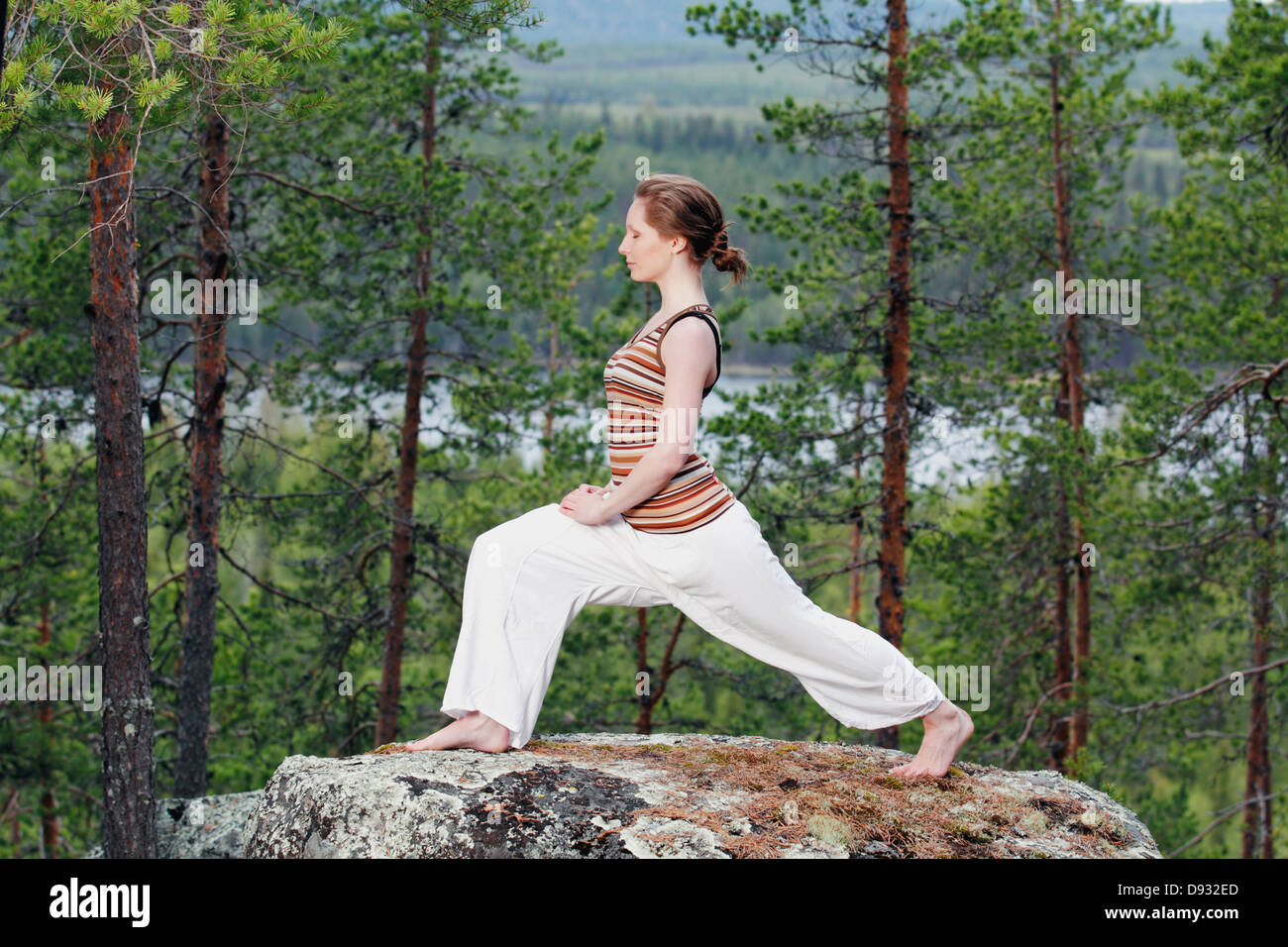 Giovane donna fare yoga Foto Stock