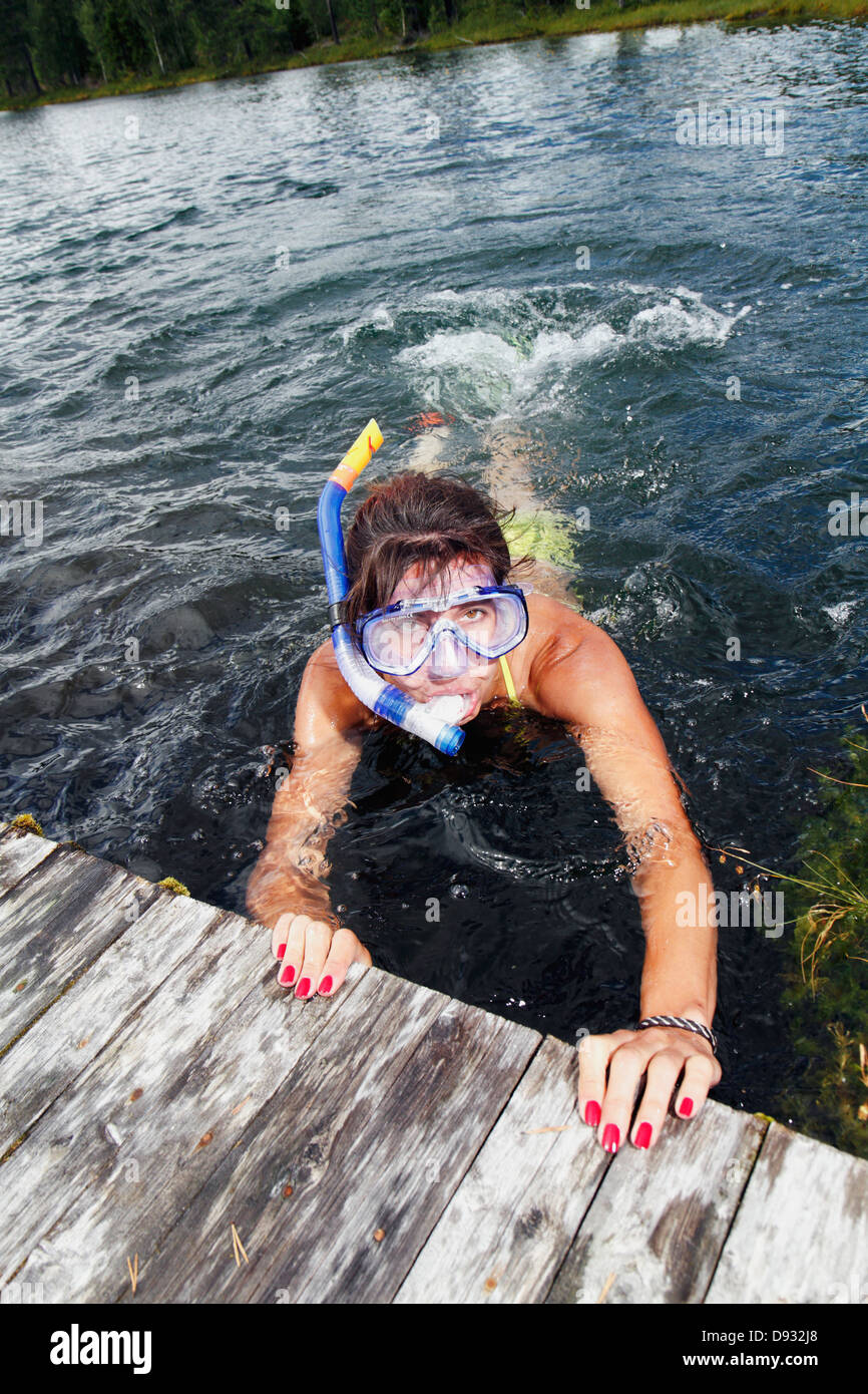 Donna che indossa maschera subacquea Foto Stock