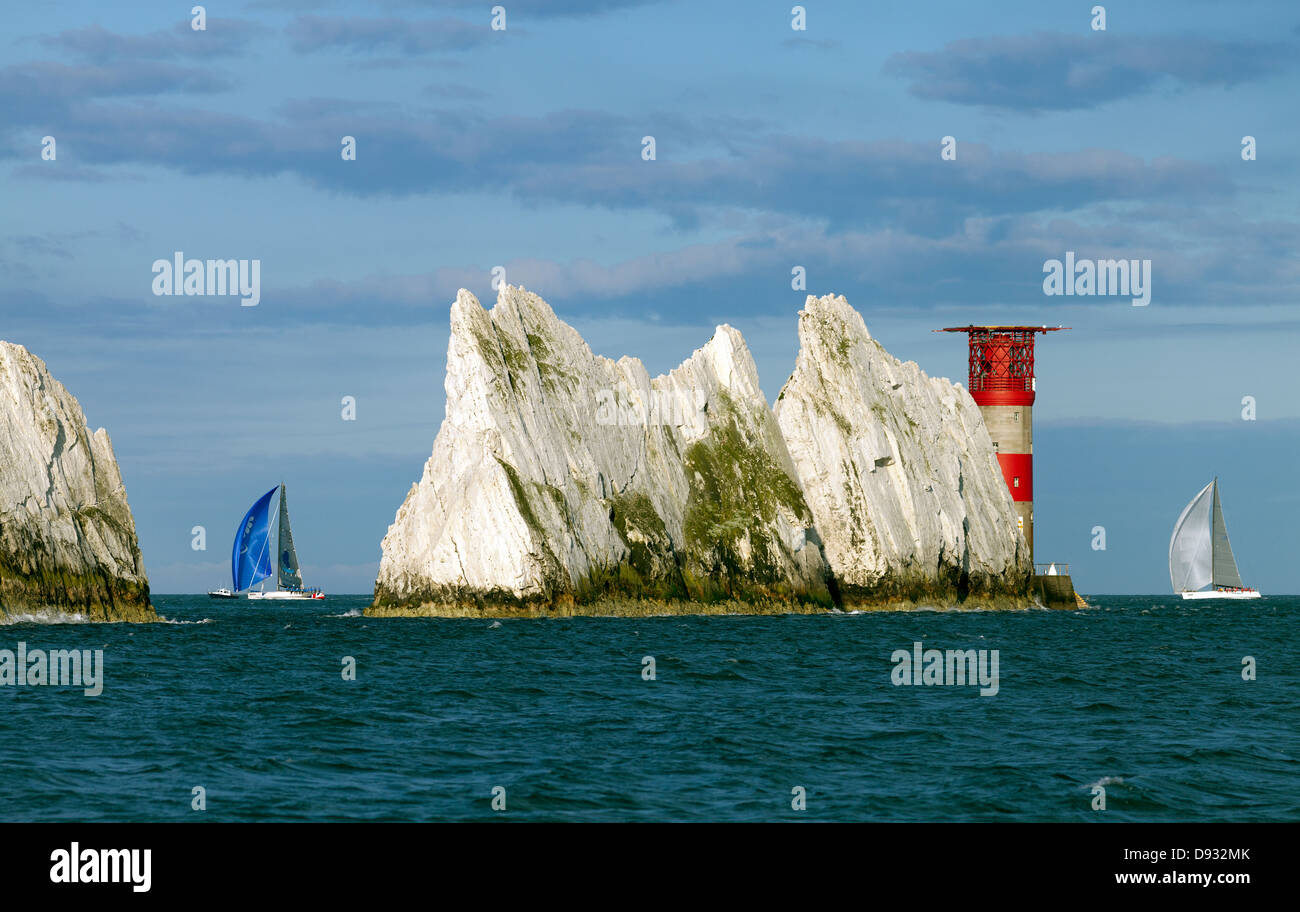 Tra una roccia e un posto difficile bianche vele vela passato gli aghi faro Isola di Wight Foto Stock