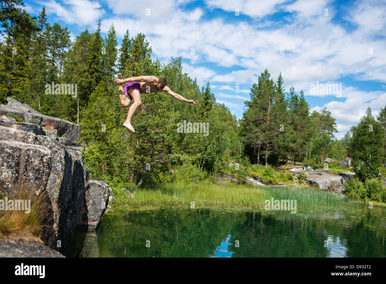 L'uomo saltando nel lago Foto Stock