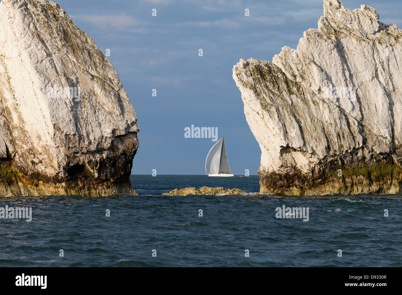 Tra una roccia e un posto difficile bianche vele vela passato gli aghi isola di Wight Foto Stock