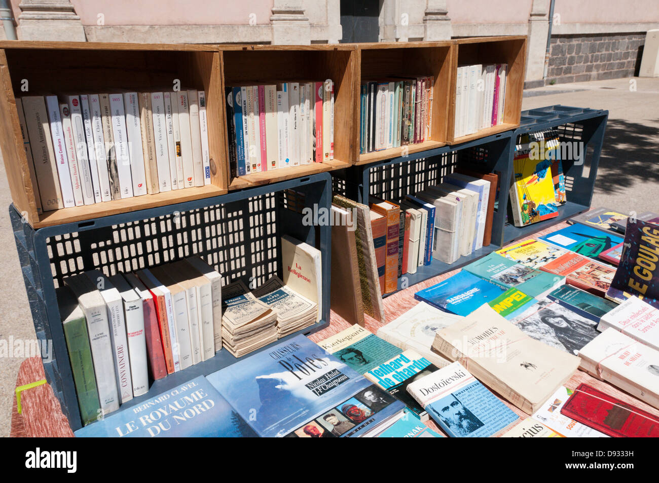 Un libro di seconda mano in stallo su un mercato francese. Foto Stock