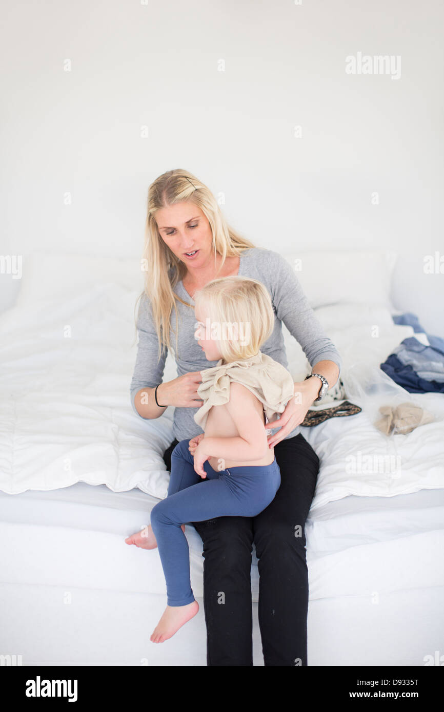 Madre vestirsi figlia Foto Stock