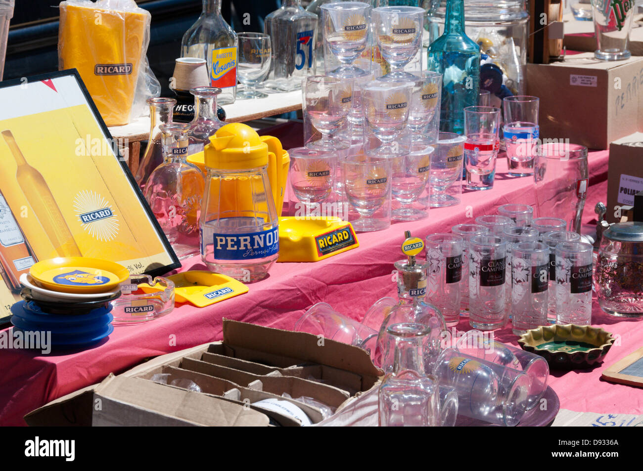 Una selezione di principalmente Ricard occhiali di marca, brocche e posaceneri per la vendita su un mercato francese. Foto Stock