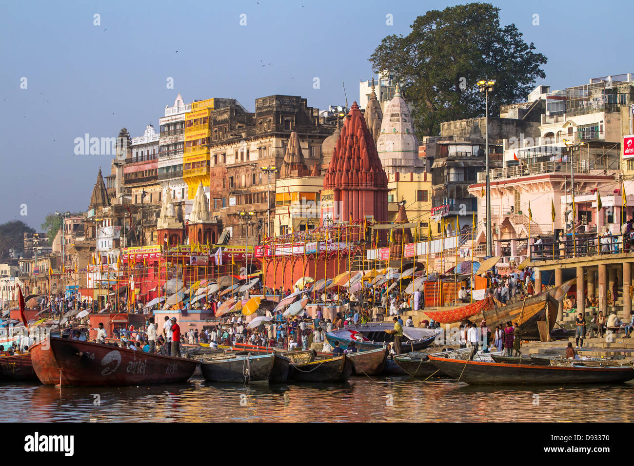 Ghats sulle rive del fiume Gange nella città santa di Varanasi Foto Stock