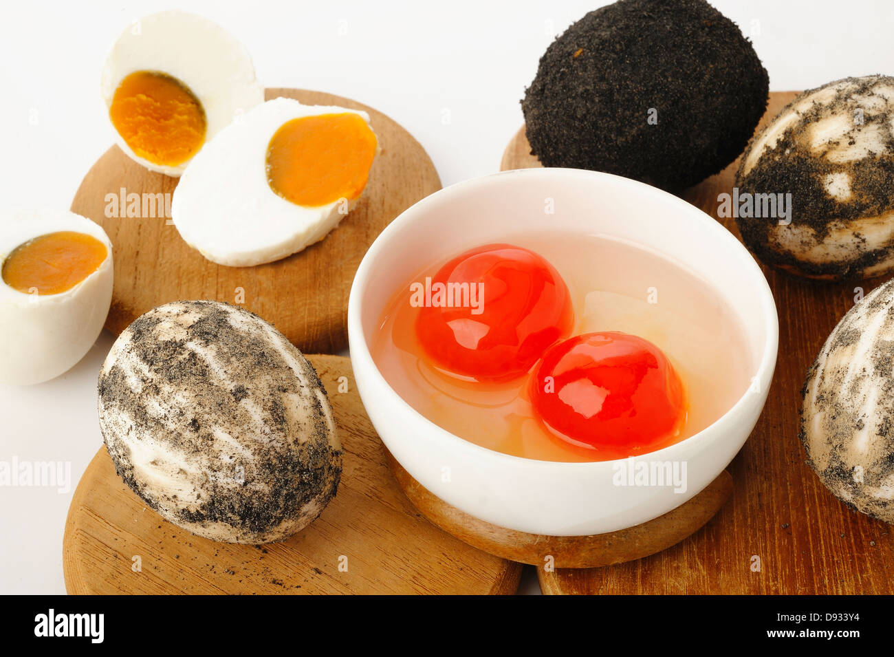 Salate Duck egg su sfondo bianco Foto Stock