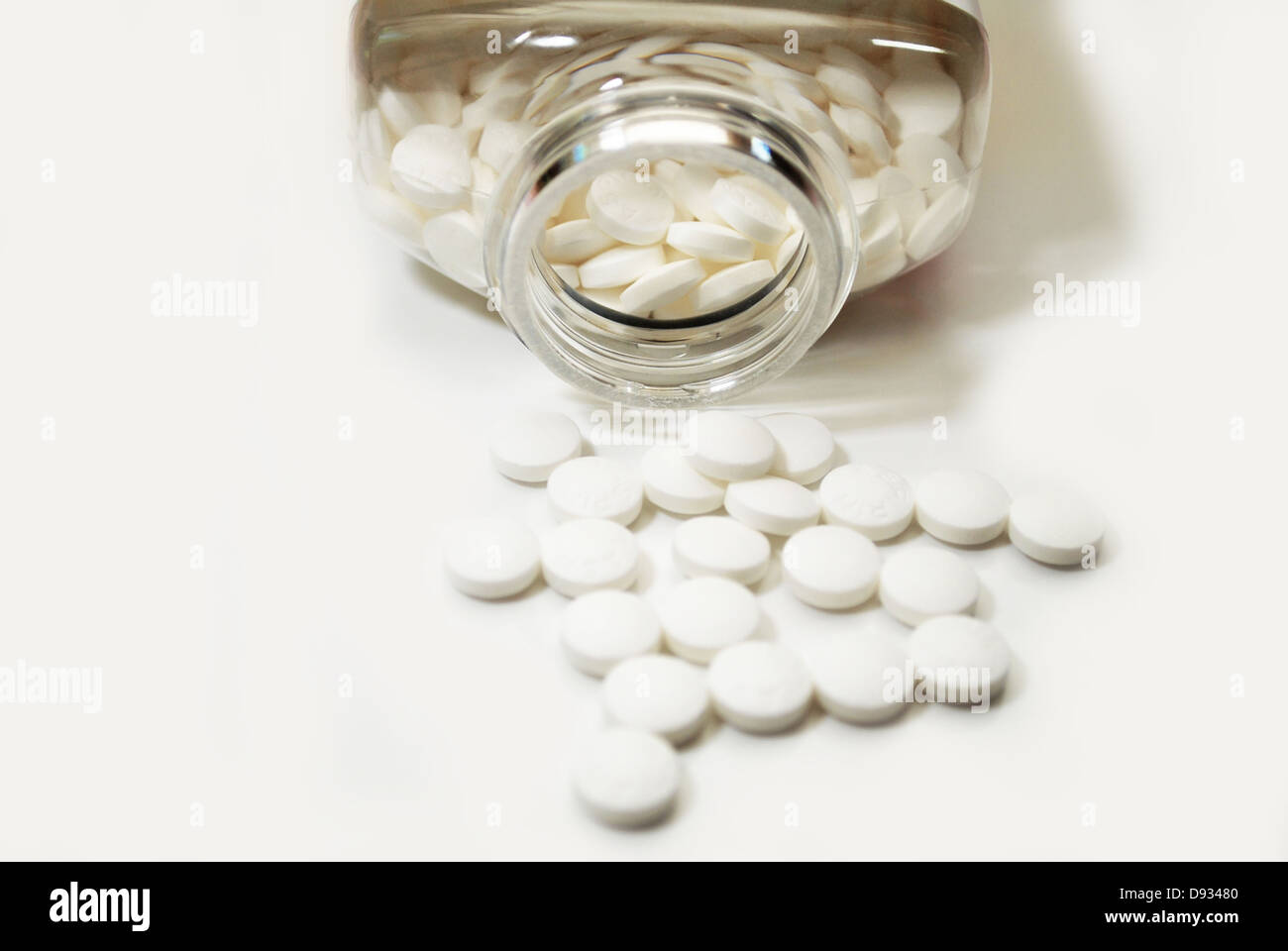 Più aspirine fuoriuscita di una bottiglia Foto Stock