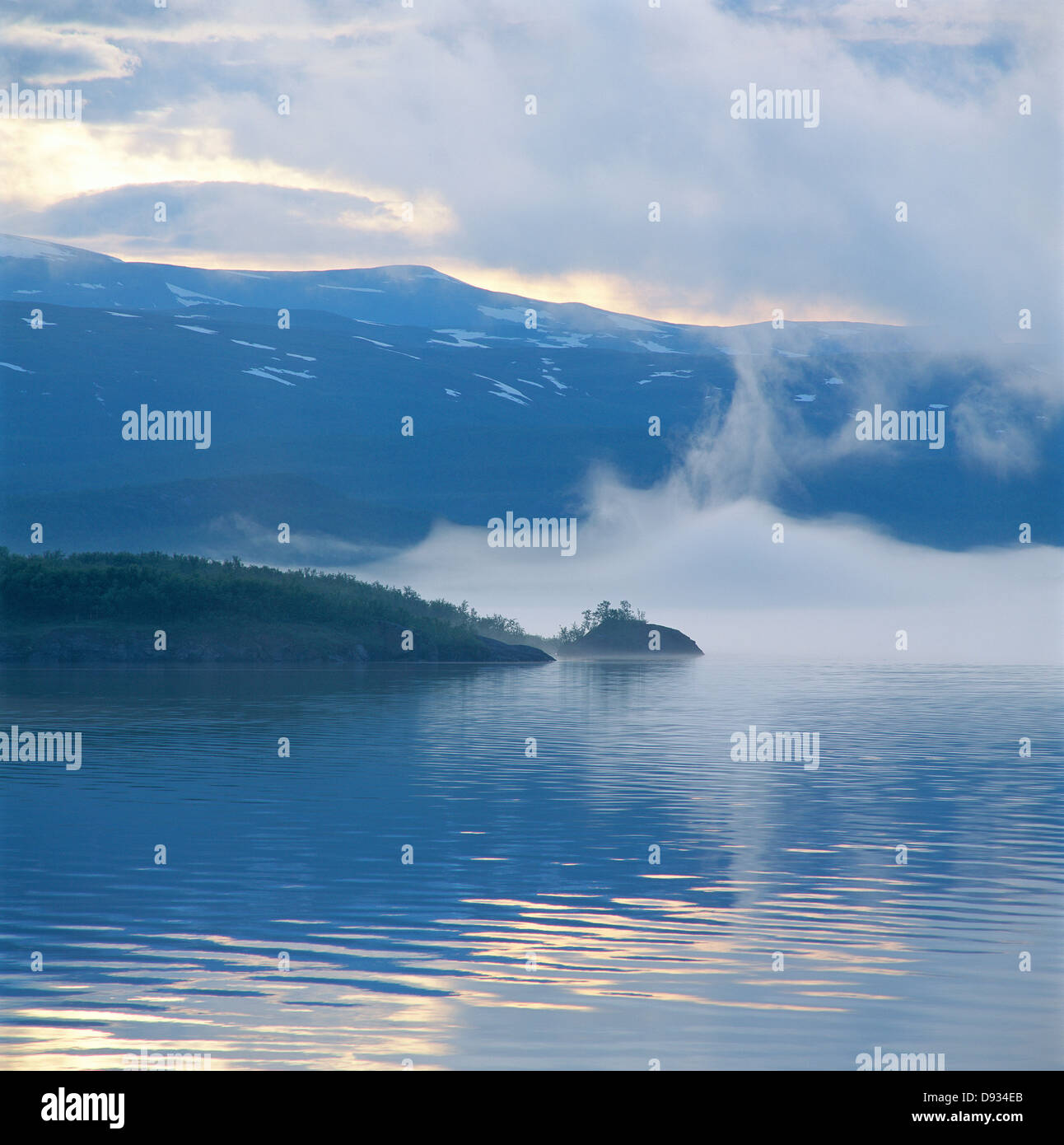 Nebbia sul lago di montagna. Foto Stock