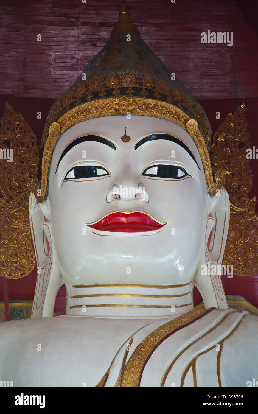 Statua del Buddha dentro il TAUNG MIN GYI pagoda in AMARAPURA la vecchia capitale reale 11 chilometri da MANDALAY - Myanmar Foto Stock