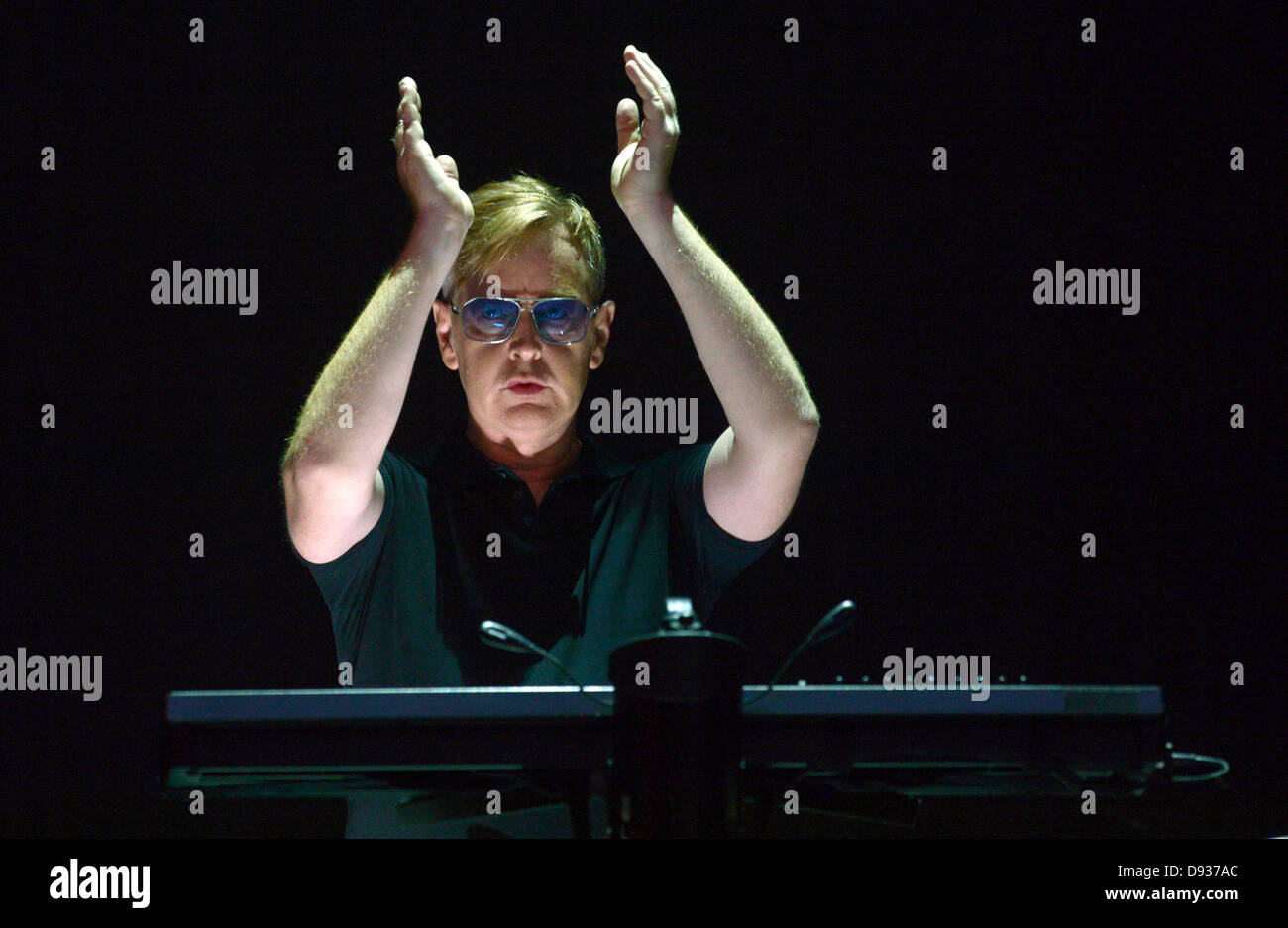 Berlino, Germania, il 9 giugno 2013. Il tastierista della band britannica Depeche Mode, Andy Fletcher, esegue sul palco durante il loro "La macchina Delta Tour' all'Olympiastadion di Berlino (Germania), 9 giugno 2013. Credito: dpa picture alliance/Alamy Live News Foto Stock