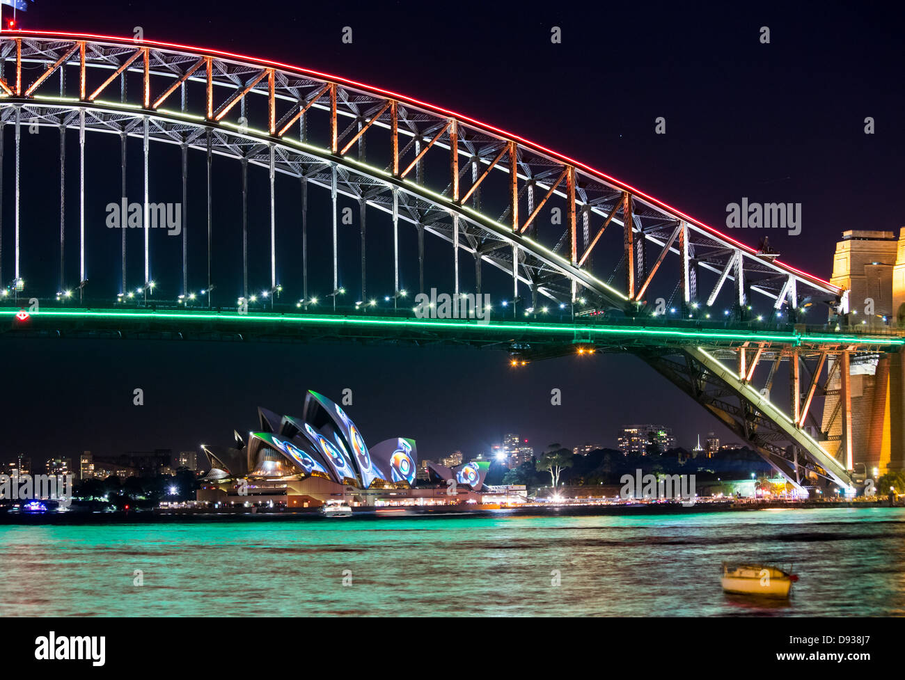 Vista del Ponte del Porto di Sydney e il Sydney Opera House di notte durante l'annuale vivaci festival di illuminazione, Australia Foto Stock