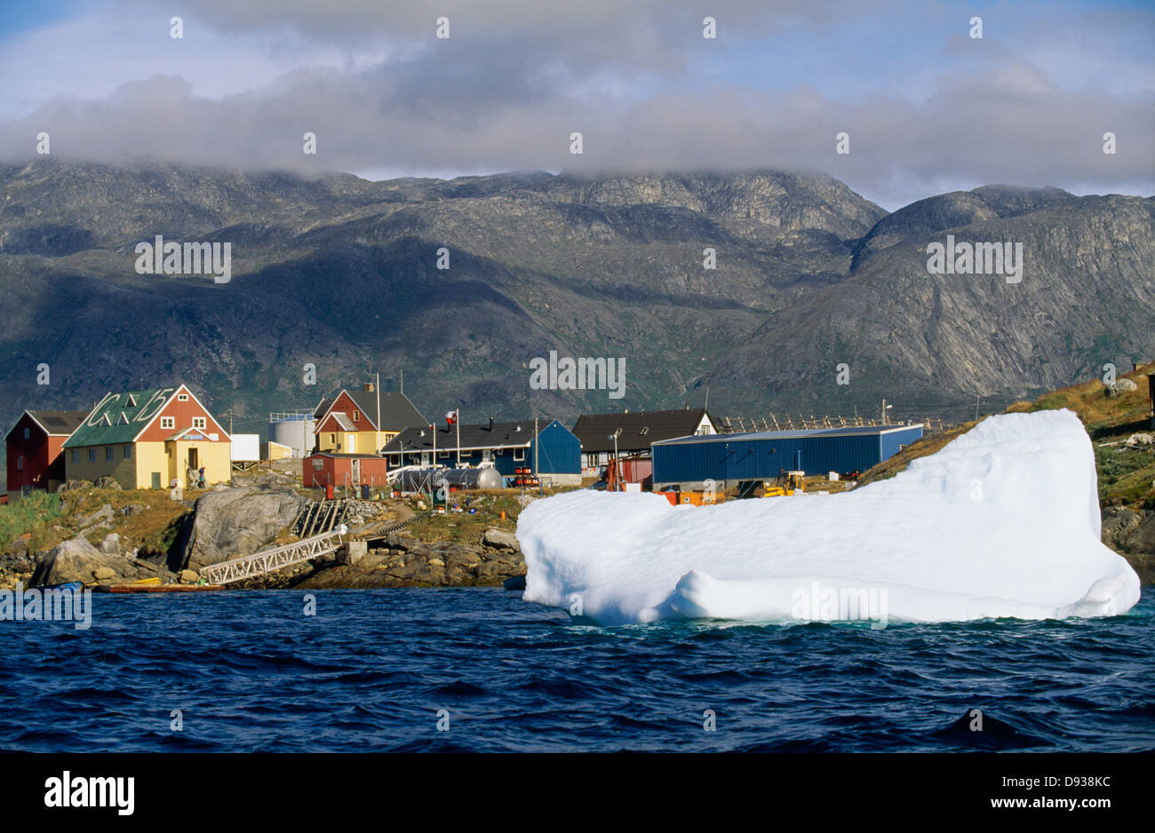 Ice-floe con la città e le montagne sullo sfondo Foto Stock