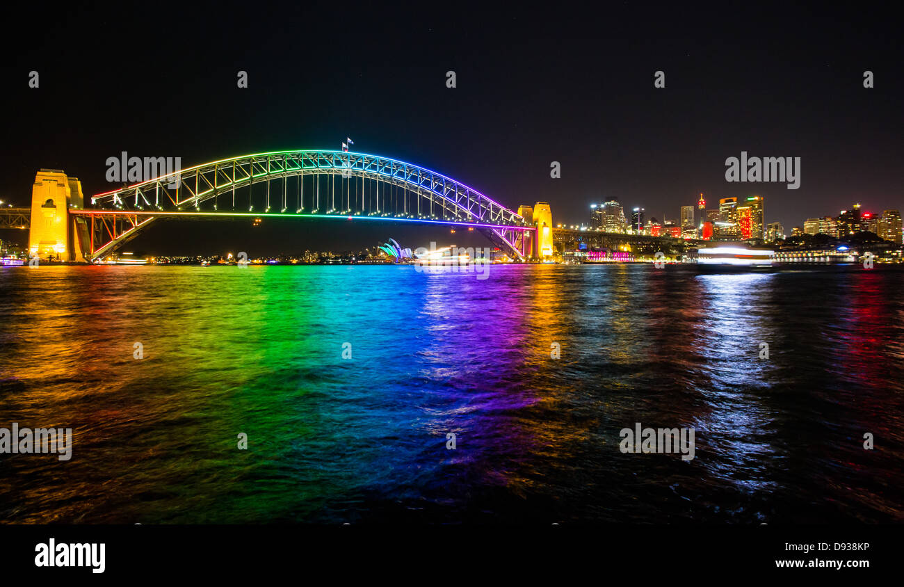 Ampio angolo di visione del Sydney Harbour Bridge di notte durante l'annuale Sydney Festival di illuminazione Foto Stock