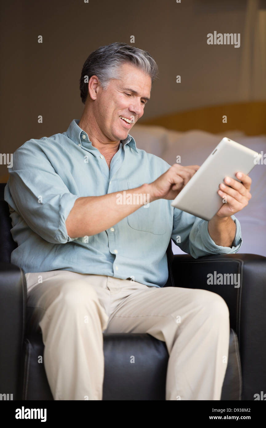 Uomo caucasico utilizzando computer tablet Foto Stock