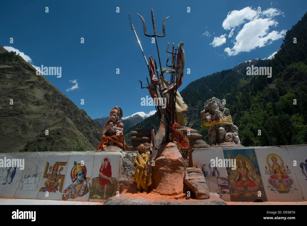 Santuari e templi indù dio Shiva abbondano nell'Himalayan Budhil valle di Himachal Pradesh, India Foto Stock