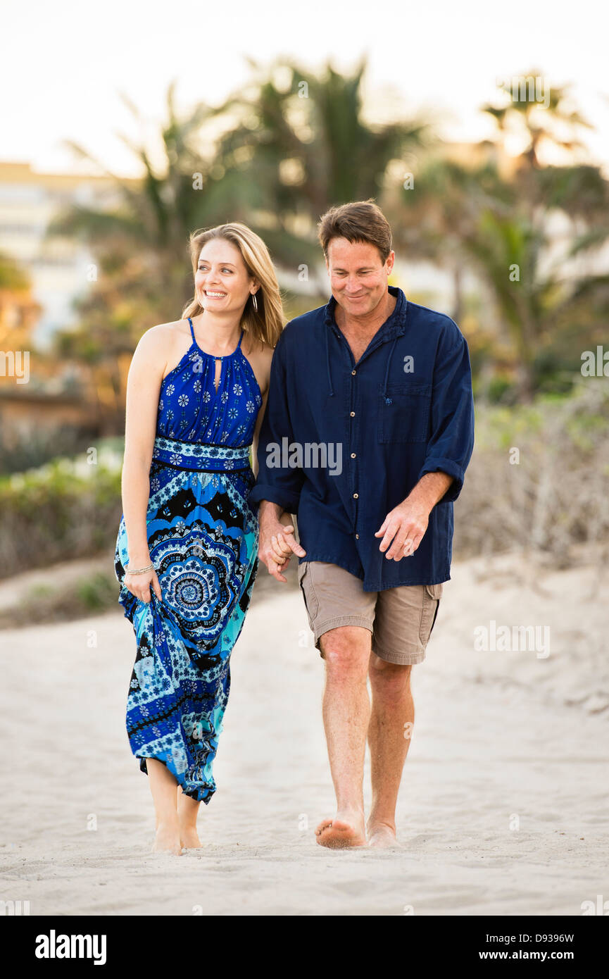 Giovane a camminare insieme sulla spiaggia Foto Stock