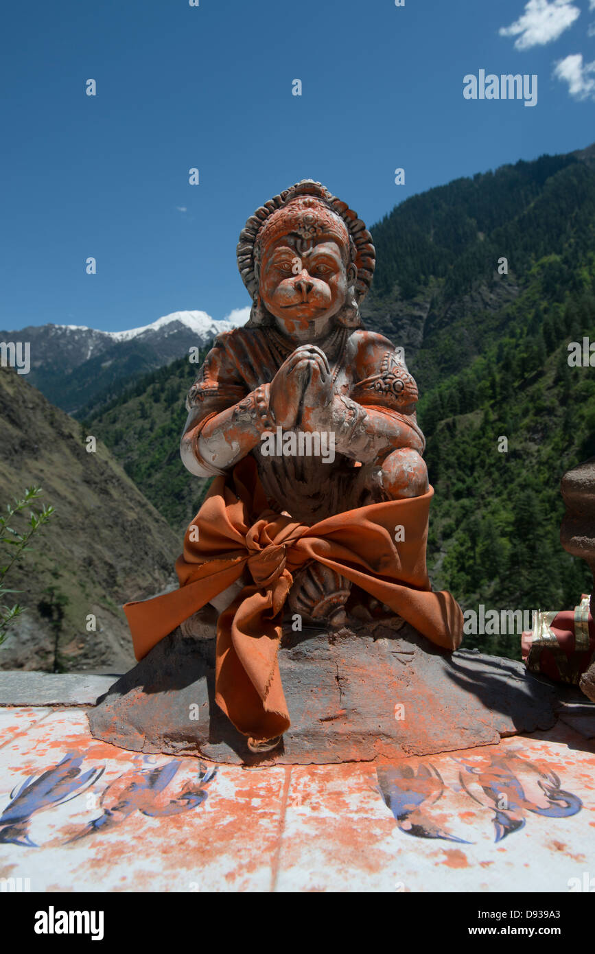 La divinità Indù Hanuman accoglie i visitatori in un santuario di Himalayan Budhil valle di Himachal Pradesh, India Foto Stock