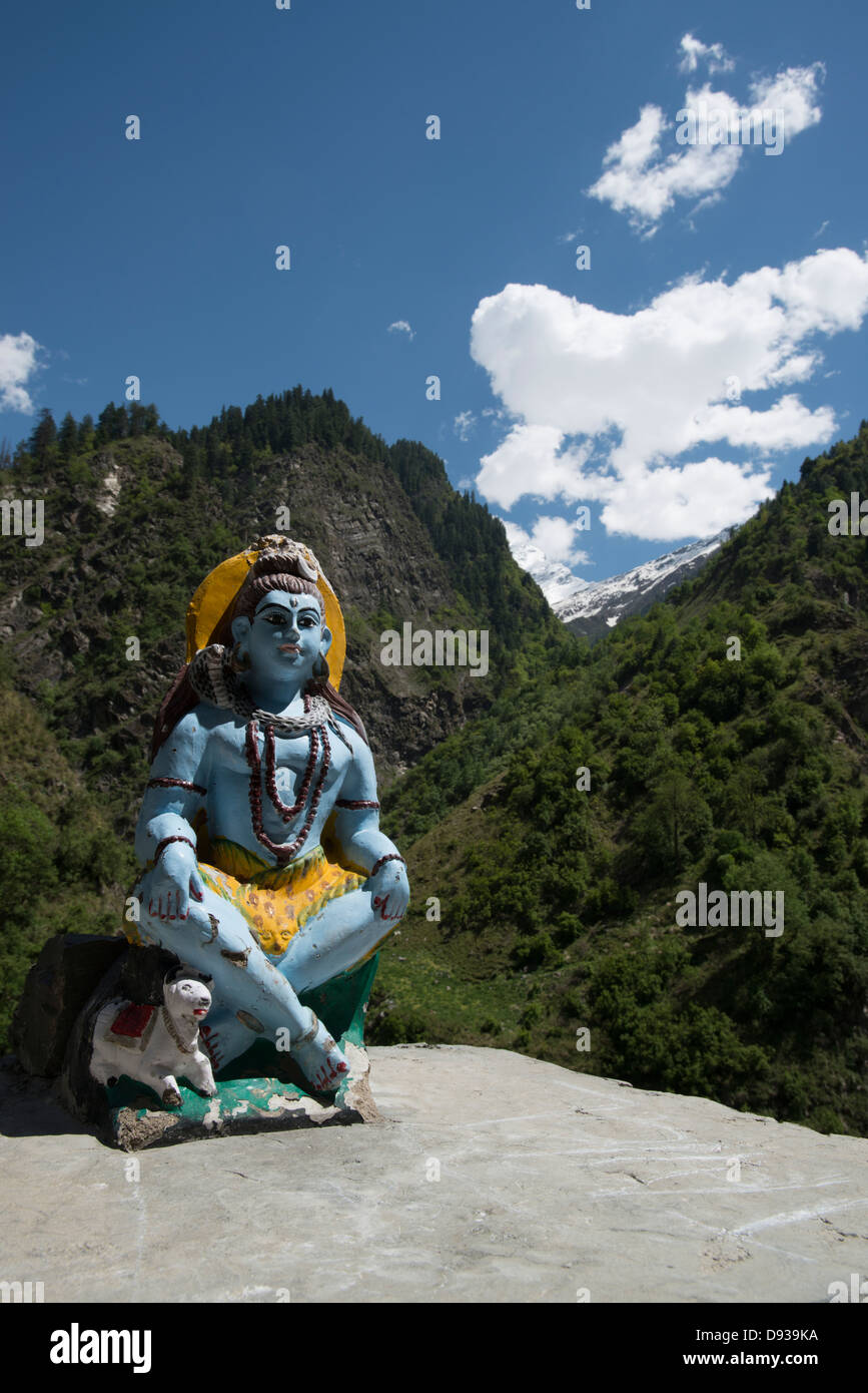 Una statuetta del dio indù Shiva accoglie i visitatori in un santuario di Himalayan Budhil valle di Himachal Pradesh, India Foto Stock