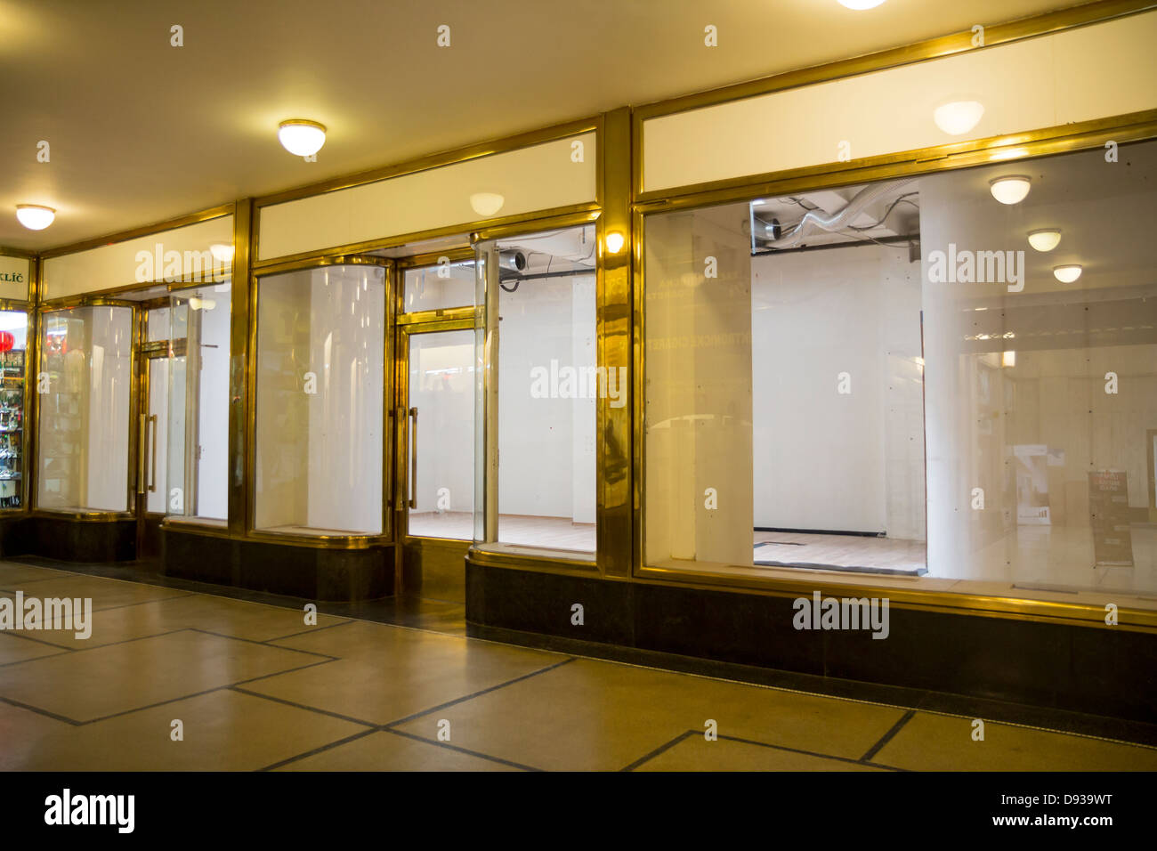 Negozio di vuoto in Lucerna Pasaz (passaggio) a Praga, Repubblica Ceca Foto Stock