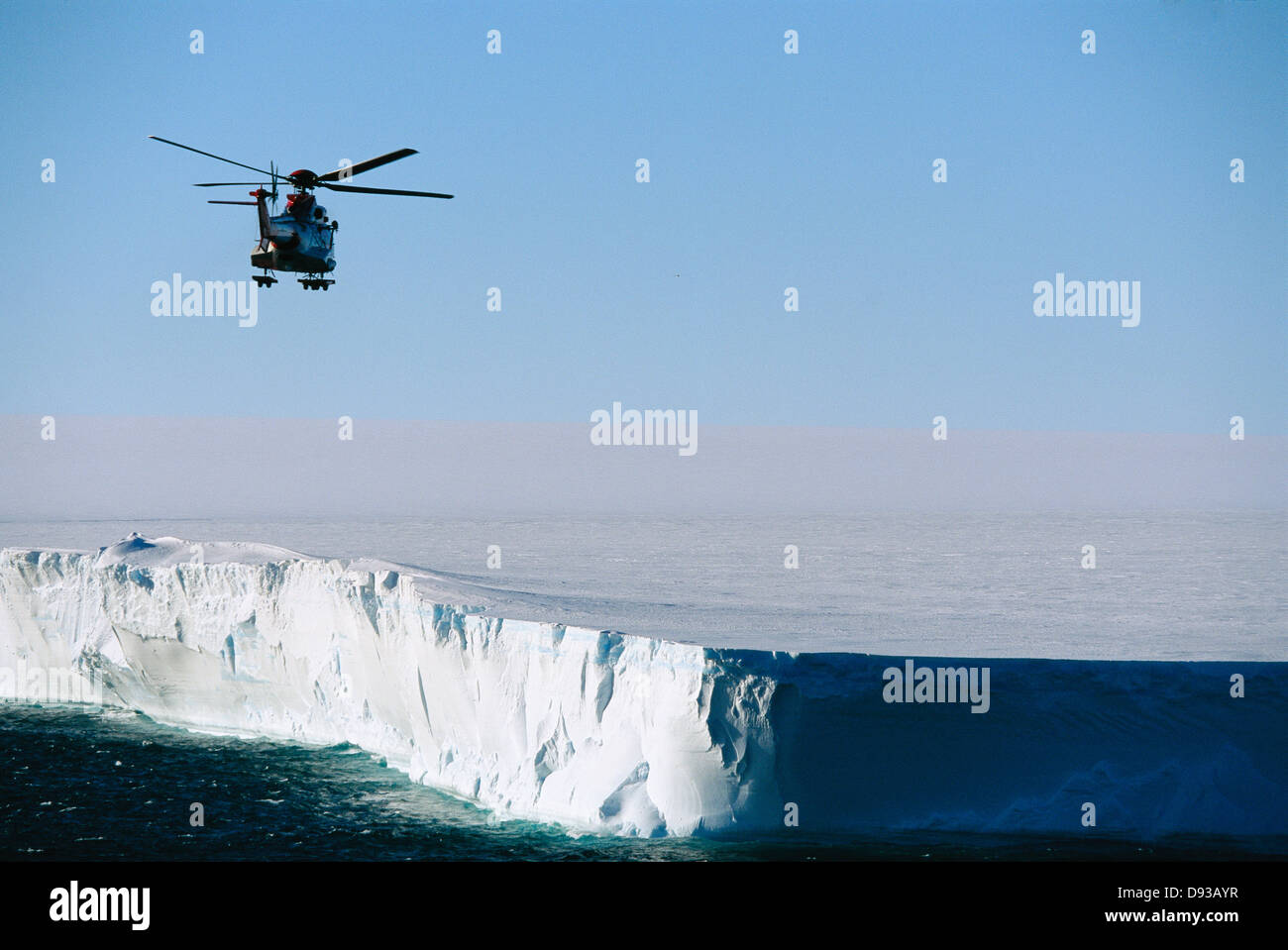 Elicottero sopra la massa di ghiaccio Foto Stock
