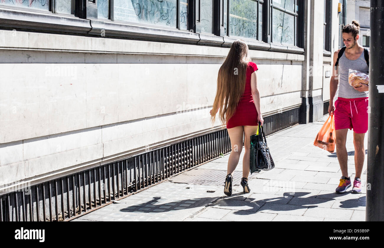 Sexy ragazza in strada in minigonna molto corto mantello Foto stock - Alamy