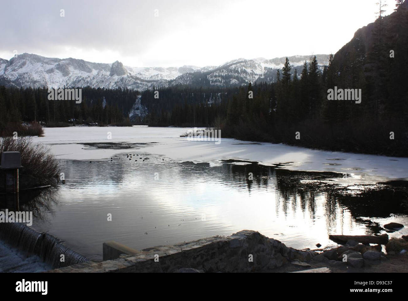 Mammoth Lake, situato nella Sierra Nevada Mountain Range della California, è gestito dal Bureau of Reclamation come parte delle sue iniziative di gestione delle acque nella regione del basso Colorado. La diga svolge un ruolo chiave nel controllo e nella conservazione delle acque a livello regionale. Foto Stock