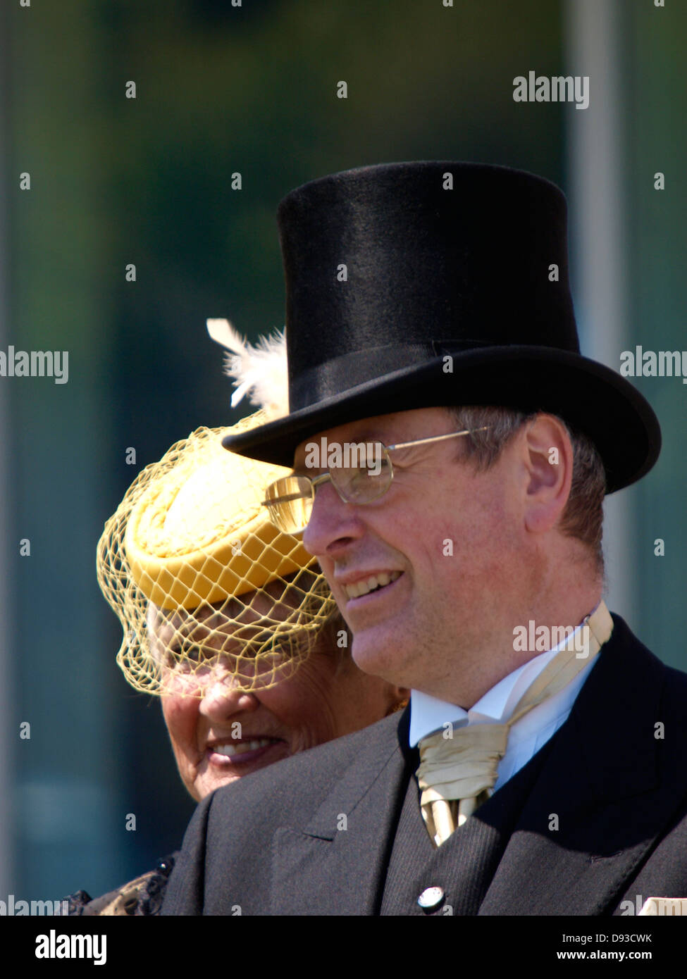 Uomo in top hat, donna in hat con velo, Regno Unito 2013 Foto Stock