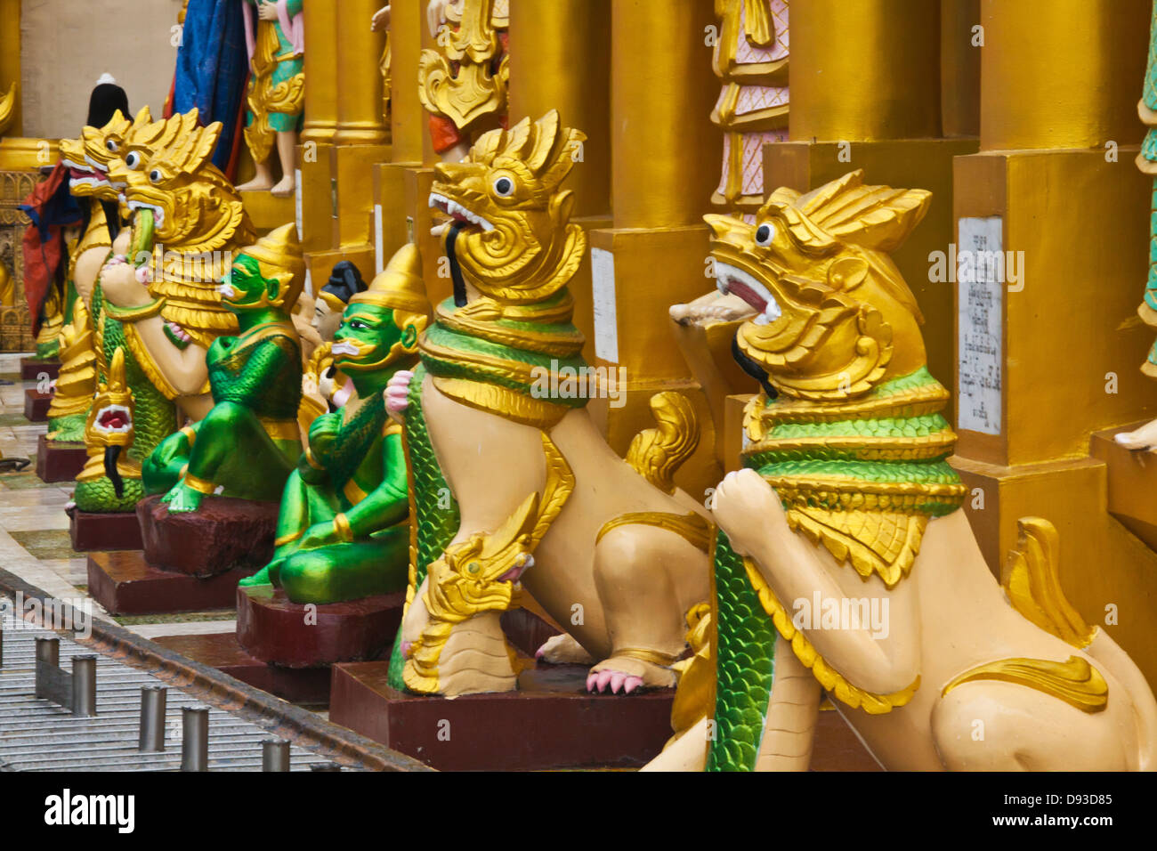 Esseri mitologici all'Shwedagon Paya o pagoda che risale al 1485 - YANGON, MYANAMAR Foto Stock