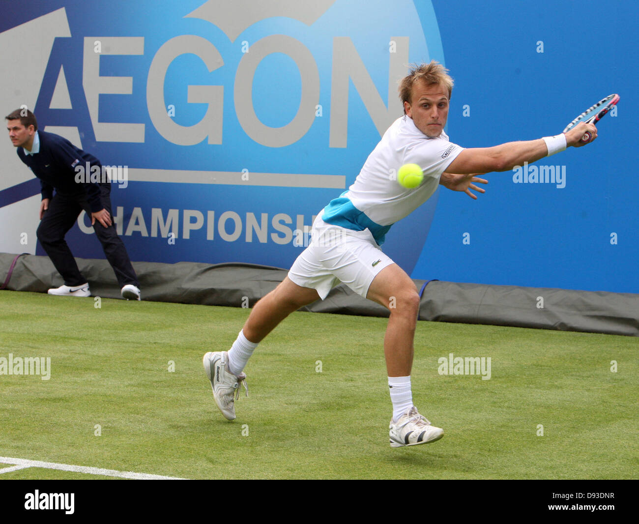 Londra, Regno Unito. Il 10 giugno 2013. Denis Kudla ( USA ) ( bianco Shirt ) v Federico Delbonis ( Arg) ( blu scuro Shirt) durante il Aegon Championships dalla Queen's Club di West Kensington. Credit: Azione Plus immagini di sport/Alamy Live News Foto Stock
